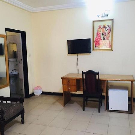 Room In Bb - Double Room With Balcony In The Heart Of City Акра Екстериор снимка